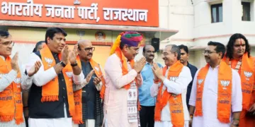 जयपुर स्थित भाजपा प्रदेश कार्यालय में सोमवार को राजस्थान नगरीय निकाय चुनाव 2026 के शानदार परिणामों का जश्न मनाते मुख्यमंत्री भजनलाल शर्मा और प्रदेश भाजपा अध्यक्ष मदन राठौड़।