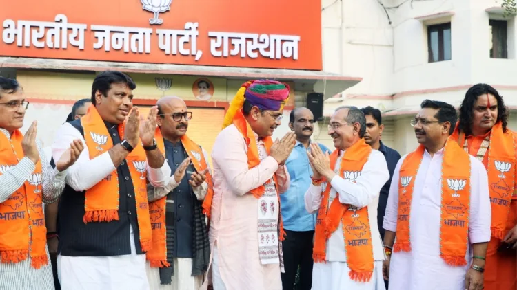 जयपुर स्थित भाजपा प्रदेश कार्यालय में सोमवार को राजस्थान नगरीय निकाय चुनाव 2026 के शानदार परिणामों का जश्न मनाते मुख्यमंत्री भजनलाल शर्मा और प्रदेश भाजपा अध्यक्ष मदन राठौड़।