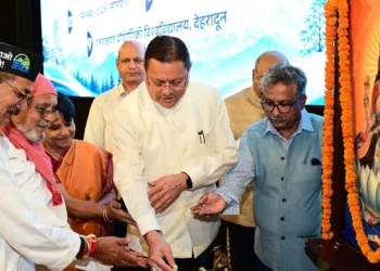 हिमालय दिवस के उपलक्ष्य में आयोजित ‘हिमालयो नाम नगाधिराजः’ कार्यक्रम में दीप प्रज्जवलित करते मुख्यमंत्री पुष्कर सिंह धामी।