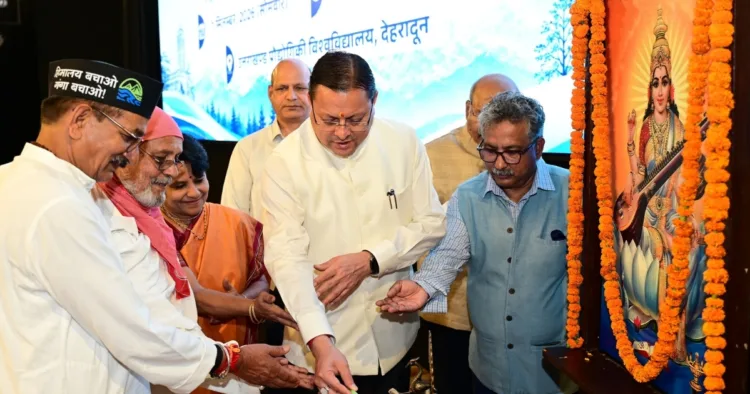 हिमालय दिवस के उपलक्ष्य में आयोजित ‘हिमालयो नाम नगाधिराजः’ कार्यक्रम में दीप प्रज्जवलित करते मुख्यमंत्री पुष्कर सिंह धामी।