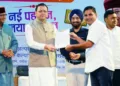 मॉडर्न मदरसे का प्रमाण पत्र सौंपते मुख्यमंत्री पुष्कर सिंह धामी