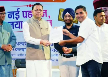 मॉडर्न मदरसे का प्रमाण पत्र सौंपते मुख्यमंत्री पुष्कर सिंह धामी