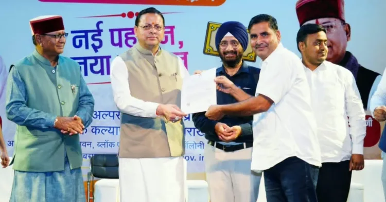 मॉडर्न मदरसे का प्रमाण पत्र सौंपते मुख्यमंत्री पुष्कर सिंह धामी