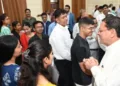 विद्यार्थियों के साथ मुख्यमंत्री पुष्कर सिंह धामी।