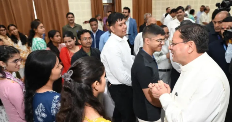 विद्यार्थियों के साथ मुख्यमंत्री पुष्कर सिंह धामी।