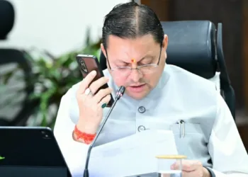 शिकायतकर्ता से सीधे बात करते मुख्यमंत्री पुष्कर सिंह धामी।