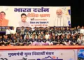 विद्यार्थियों के साथ मुख्यमंत्री पुष्कर सिंह धामी।
