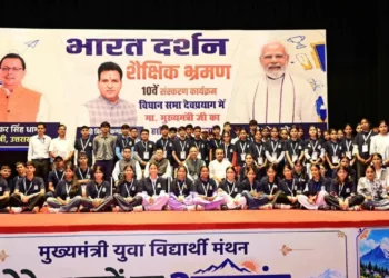 विद्यार्थियों के साथ मुख्यमंत्री पुष्कर सिंह धामी।