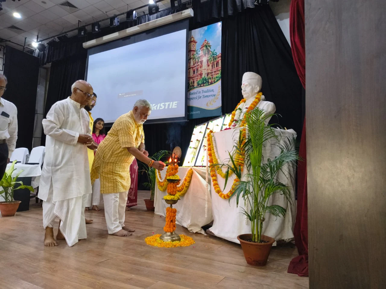 dr manmohan vaidya addresses-shikshak and taruni samvad in kashi bhu