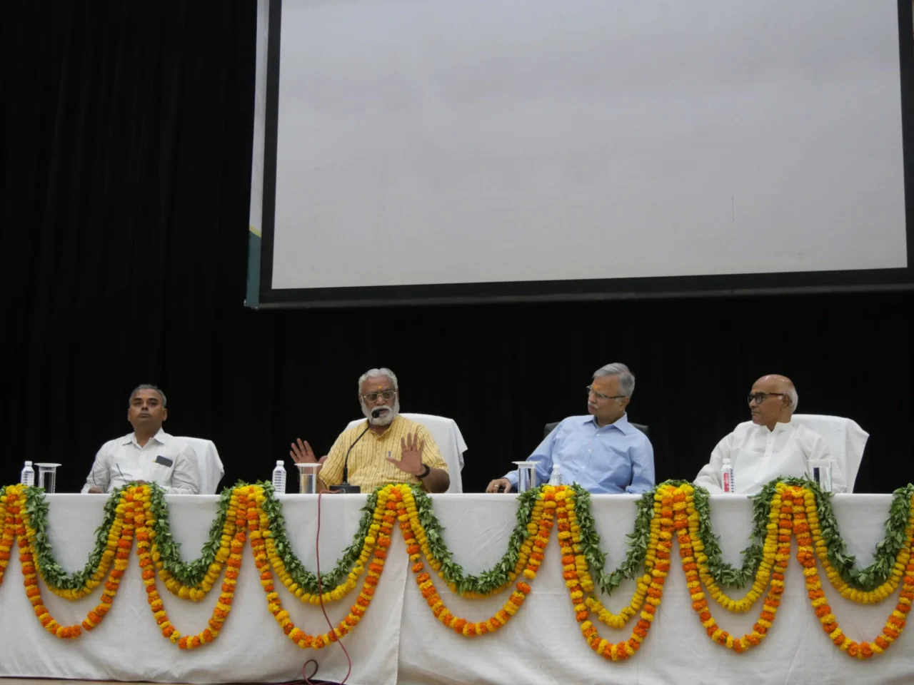 dr manmohan vaidya addresses-shikshak and taruni samvad in kashi bhu