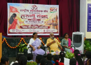 dr manmohan vaidya addresses-shikshak and taruni samvad in kashi bhu