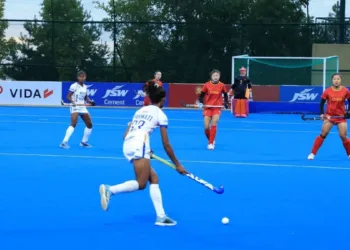 चीन से मुकाबला करती भारतीय महिला हॉकी टीम