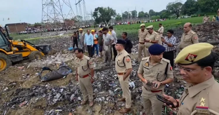 अवैध पटाखा फैक्ट्री के गोदाम पर चला बुलडोजर