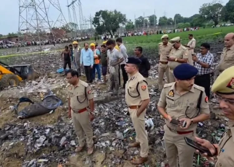अवैध पटाखा फैक्ट्री के गोदाम पर चला बुलडोजर