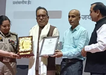 जयदीप राय को हिंदी सेवा सम्मान 2026 प्रदान करतीं नोएडा की पुलिस कमिश्नर लक्ष्मी सिंह। साथ में गौतम बुद्ध विश्वविद्यालय के कुलपति प्रो राणा प्रताप सिंह।