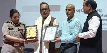 जयदीप राय को हिंदी सेवा सम्मान 2026 प्रदान करतीं नोएडा की पुलिस कमिश्नर लक्ष्मी सिंह। साथ में गौतम बुद्ध विश्वविद्यालय के कुलपति प्रो राणा प्रताप सिंह।