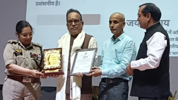 जयदीप राय को हिंदी सेवा सम्मान 2026 प्रदान करतीं नोएडा की पुलिस कमिश्नर लक्ष्मी सिंह। साथ में गौतम बुद्ध विश्वविद्यालय के कुलपति प्रो राणा प्रताप सिंह।
