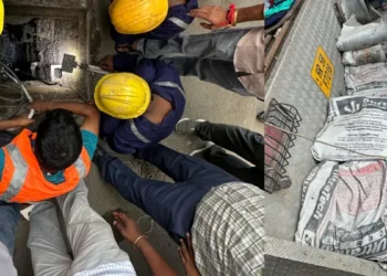 काशी में सीवर लाइन में किसी ने डाली बालू की बोरियां
