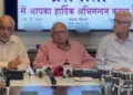 पत्रकारवार्ता में लोकतंत्र सेनानी संघ के राष्ट्रीय उपाध्यक्ष ओपी बब्बर (मध्य में)। साथ में राजन ढींगरा (बाएं) और राजकुमार सपड़ा।