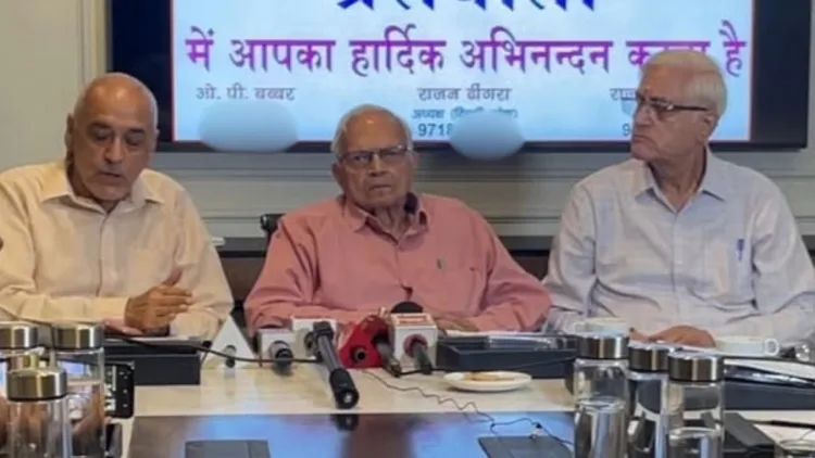 पत्रकारवार्ता में लोकतंत्र सेनानी संघ के राष्ट्रीय उपाध्यक्ष ओपी बब्बर (मध्य में)। साथ में राजन ढींगरा (बाएं) और राजकुमार सपड़ा।