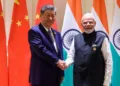 ब्रिक्स शिखर सम्मेलन में भारत के प्रधानमंत्री नरेंद्र मोदी और चीन के राष्ट्रपति शी जिनपिंग (बाएं)।