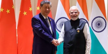 ब्रिक्स शिखर सम्मेलन में भारत के प्रधानमंत्री नरेंद्र मोदी और चीन के राष्ट्रपति शी जिनपिंग (बाएं)।