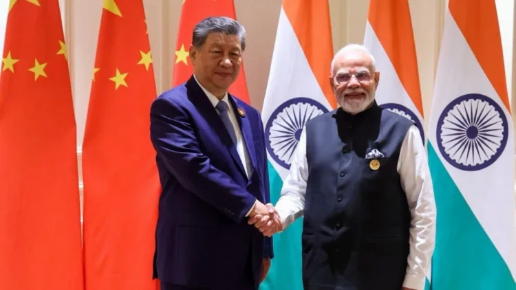 ब्रिक्स शिखर सम्मेलन में भारत के प्रधानमंत्री नरेंद्र मोदी और चीन के राष्ट्रपति शी जिनपिंग (बाएं)।
