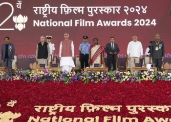 गुजरात में आयोजित हुआ राष्ट्रीय फिल्म पुरस्कार समारोह। मंच पर राष्ट्रपति द्रौपदी मुर्मू और अन्य गणमान्य व्यक्ति उपस्थित रहे।