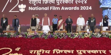 गुजरात में आयोजित हुआ राष्ट्रीय फिल्म पुरस्कार समारोह। मंच पर राष्ट्रपति द्रौपदी मुर्मू और अन्य गणमान्य व्यक्ति उपस्थित रहे।