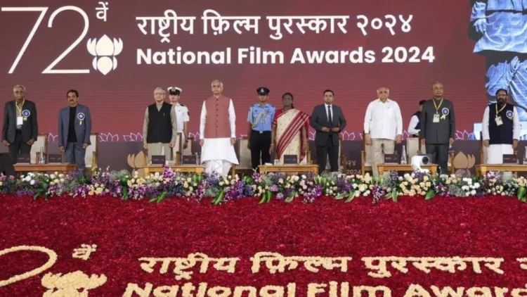 गुजरात में आयोजित हुआ राष्ट्रीय फिल्म पुरस्कार समारोह। मंच पर राष्ट्रपति द्रौपदी मुर्मू और अन्य गणमान्य व्यक्ति उपस्थित रहे।