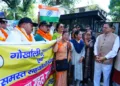 मुख्यमंत्री पुष्कर सिंह धामी और गणेश जोशी नेपाल आपदा राहत सहायता दल को हरी झंडी दिखाते हुए
