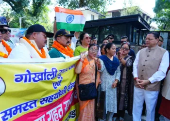 मुख्यमंत्री पुष्कर सिंह धामी और गणेश जोशी नेपाल आपदा राहत सहायता दल को हरी झंडी दिखाते हुए