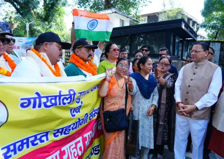 मुख्यमंत्री पुष्कर सिंह धामी और गणेश जोशी नेपाल आपदा राहत सहायता दल को हरी झंडी दिखाते हुए