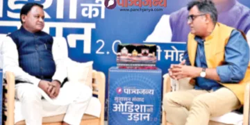 ओडिशा के मुख्यमंत्री मोहन चरण माझी से बातचीत करते पाञ्चजन्य के संपादक हितेश शंकर