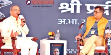 ओडिशा की उड़ान 2.0’ में राष्ट्रीय स्वयंसेवक संघ के अखिल भारतीय सह प्रचार प्रमुख प्रदीप जोशी से बातचीत करते पाञ्चजन्य के संपादक हितेश शंकर