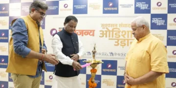 ‘सुशासन संवाद-ओडिशा की उड़ान 2.0’ का औपचारिक रूप से उद्घाटन करते मुख्यमंत्री श्री मोहन चरण माझी, पाञ्चजन्य के संपादक श्री हितेश शंकर और राष्ट्रीय स्वयंसेवक संघ के क्षेत्र प्रचार प्रमुख श्री प्रसन्न मिश्रा।