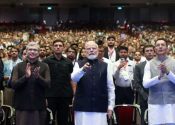 प्रधानमंत्री नरेंद्र मोदी ने गुरुवार को नई दिल्ली में SEMICON India 2026 का उद्घाटन किया। इस मौके पर केंद्रीय इलेक्ट्रॉनिक्स और IT मंत्री अश्विनी वैष्णव और वाणिज्य एवं उद्योग राज्य मंत्री जितिन प्रसाद मौजूद थे।
