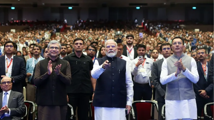 प्रधानमंत्री नरेंद्र मोदी ने गुरुवार को नई दिल्ली में SEMICON India 2026 का उद्घाटन किया। इस मौके पर केंद्रीय इलेक्ट्रॉनिक्स और IT मंत्री अश्विनी वैष्णव और वाणिज्य एवं उद्योग राज्य मंत्री जितिन प्रसाद मौजूद थे।