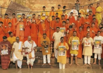 PM नरेंद्र मोदी के 76वें जन्मदिन पर मां गंगा का दुग्धाभिषेक