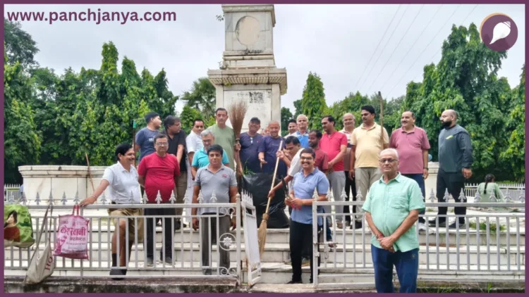 Prayagraj RSS Swayamsevak Swachhata Abhiyan Malaviya Udyan Minto Park Panchjanya