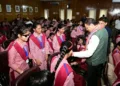 मुख्यमंत्री पुष्कर सिंह धामी देहरादून में दृष्टि दिव्यांग बच्चों के साथ जन्म दिवस मनाते हुए