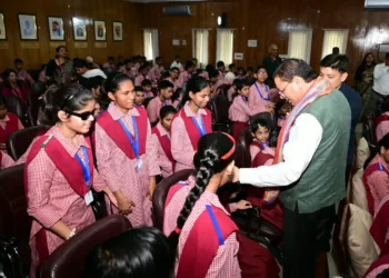 मुख्यमंत्री पुष्कर सिंह धामी देहरादून में दृष्टि दिव्यांग बच्चों के साथ जन्म दिवस मनाते हुए