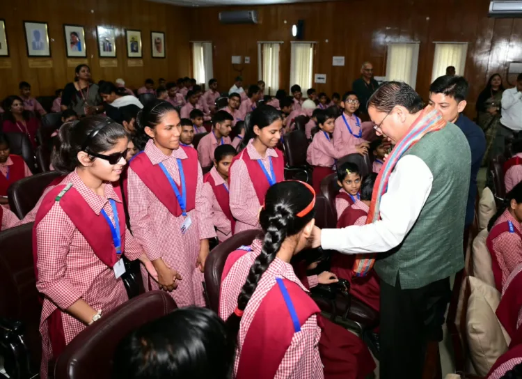 मुख्यमंत्री पुष्कर सिंह धामी देहरादून में दृष्टि दिव्यांग बच्चों के साथ जन्म दिवस मनाते हुए