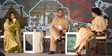 यायावर कायनात काजी और लेखक राहुल नील से चर्चा करते हुए तृप्ति श्रीवास्तव