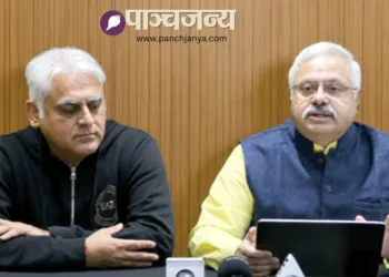 पत्रकार वार्ता को संबोधित करते हुए श्री सुनील आंबेकर (दाएं)