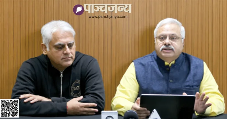 पत्रकार वार्ता को संबोधित करते हुए श्री सुनील आंबेकर (दाएं)