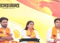 बातचीत के दौरान (बाएं से) लक्ष्य राज सिंह, रिया छावड़ी और यश डबास