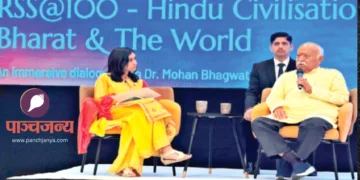 लंदन में आयोजित ‘एकात्मता का उत्सव’ कार्यक्रम में प्रश्नों के उत्तर देते हुए श्री मोहनराव भागवत। साथ में मंच संचालक ममता सुब्रह्मण्यम