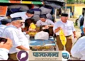 बाढ़ पीड़ितों को राहत सामग्री बांटते सेवा भारती के कार्यकर्ता