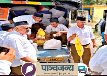 बाढ़ पीड़ितों को राहत सामग्री बांटते सेवा भारती के कार्यकर्ता